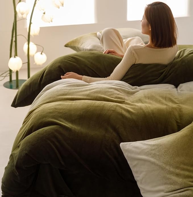 Green White Comforter Set Velvet King Gradient Olive Green Bedding Comforter Women Plain White and Army Green Gradient Soft Quilt Flannel Dark Green Comforter Warm King Bed Comforter